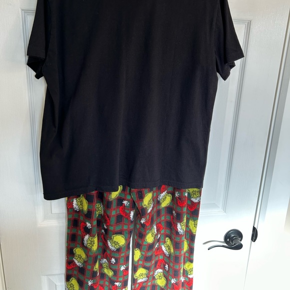 2 Piece Pajama Set - Holiday The Grinch - Picture 9 of 11